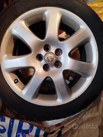 Cerchi in lega 17" con gomme 215/50 R17 + ruotino
