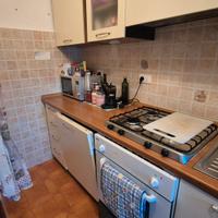 cucina con lavastoviglie forno e frigo