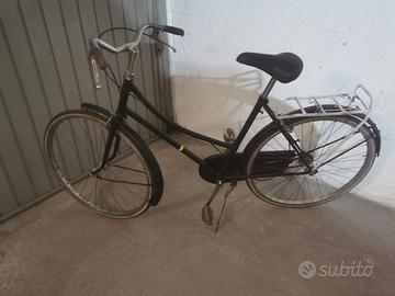 Bicicletta olandese nera