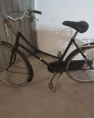 Bicicletta olandese nera