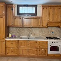 cucina rustica completa di frigo e forno