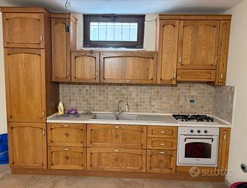 cucina rustica completa di frigo e forno