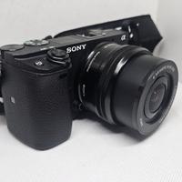 Sony a6300 come nuova con un obiettivo incluso.