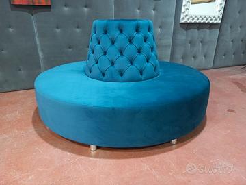 Divano circolare con spalliera capitonne'