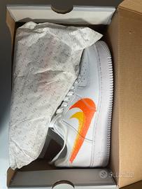 air force 1 bianche con swoosh arancione e giallo