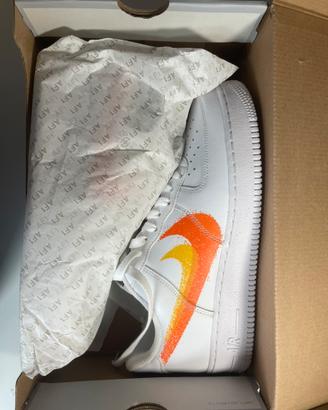 air force 1 bianche con swoosh arancione e giallo