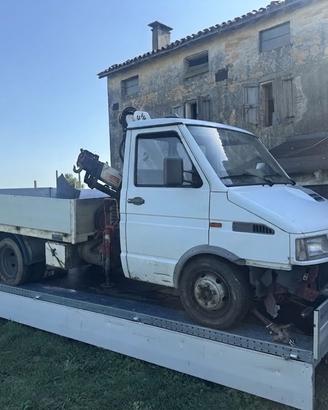Iveco Daily con gru Botta davanti!!