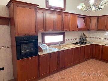 Cucina, tavolo e sedie