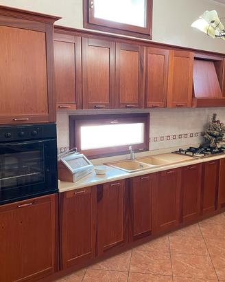 Cucina, tavolo e sedie
