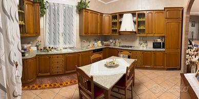Cucina in legno massello rovere