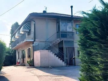 Casa Multifamiliare + Stalla e Terreno