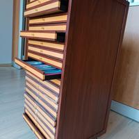 Mobile con cassetti in legno per negozio