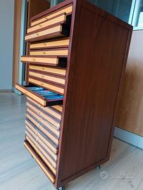 Mobile con cassetti in legno per negozio