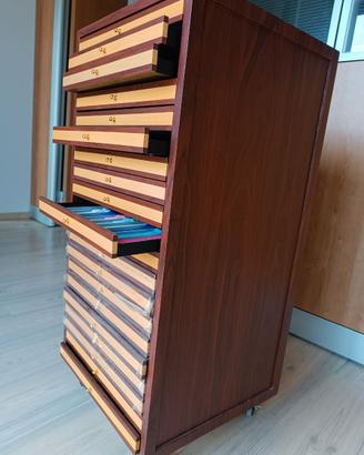 Mobile con cassetti in legno per negozio