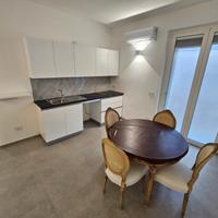 Monolocale con balconi e bagno