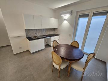 Monolocale con balconi e bagno