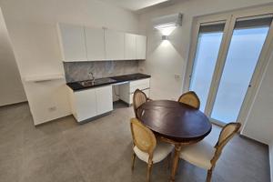 Monolocale con balconi e bagno