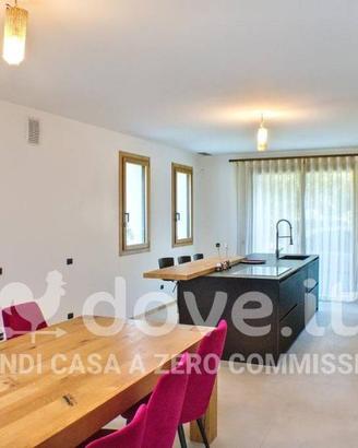 Villa di 310 m² con più di 5 locali e posto auto a