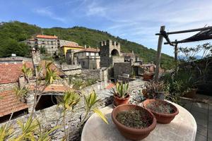 Rustico / Casale di 180 m² con più di 5 locali a C
