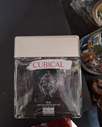 bottiglia vuota gin cubical
