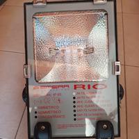 Faro proiettore metallico con lampada alogena 70W