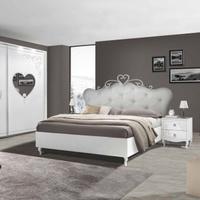 Camera da letto con letto contenitore