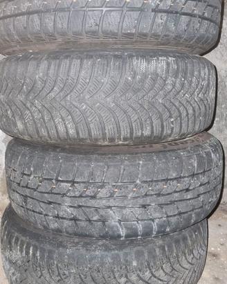 Cerchi più gomme