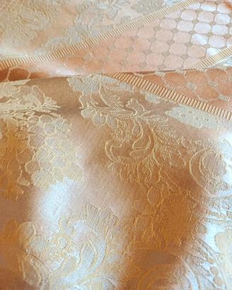 Grande tovaglia da tavola damascata color oro