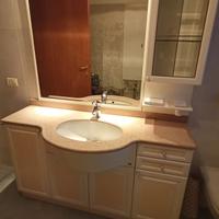 Mobile bagno legno e marmo rosa