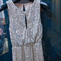 Vestito color crema e schiena poco scollata