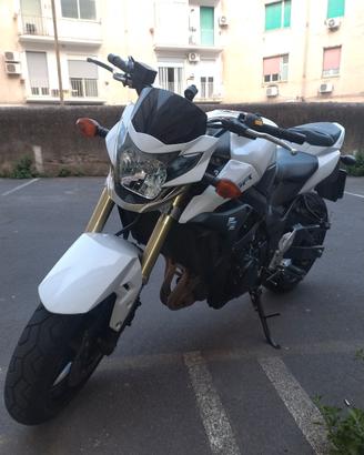 suzuki gsr 750