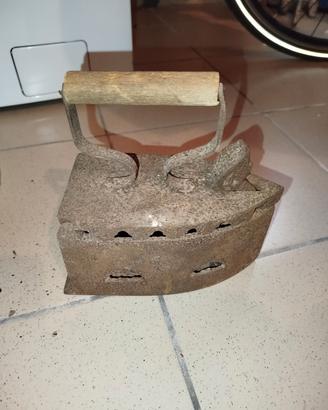 Vecchio ferro da stiro