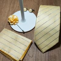 Cravatta, gemelli e pochette mai indossati 