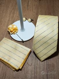 Cravatta, gemelli e pochette mai indossati 