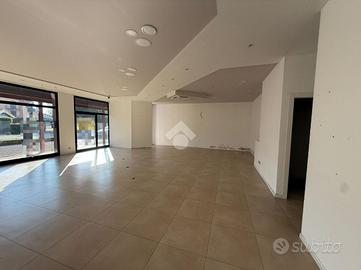 NEGOZIO A CASTELNOVO DI SOTTO