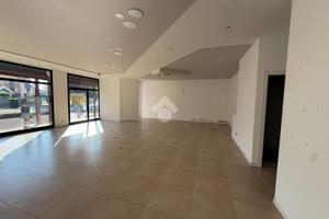 NEGOZIO A CASTELNOVO DI SOTTO