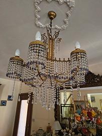 lampadario con sfumature violastre 