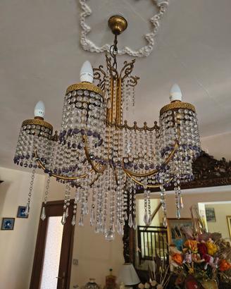 lampadario con sfumature violastre 
