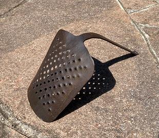 Grattugia antica in ferro battuto