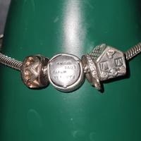 bracciale pandora con vari pezzi