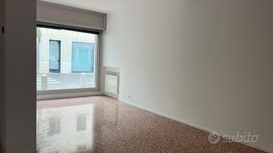 Negozio/Ufficio con vetrine a Borgo Pieve