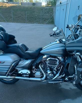 stupenda Harley Road glide cvo 