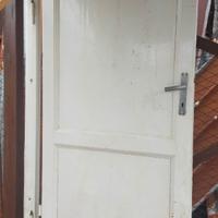 Porta in legno con telaio