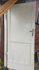 Porta in legno con telaio