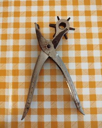 Pinza per buchi