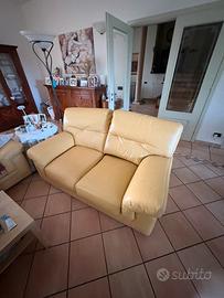 Divano in pelle gialla 2 posti -comodo e di lusso