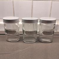 Tre contenitori per spezie. 