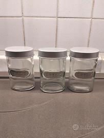 Tre contenitori per spezie. 