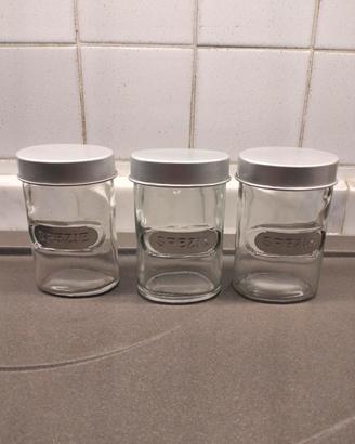 Tre contenitori per spezie. 