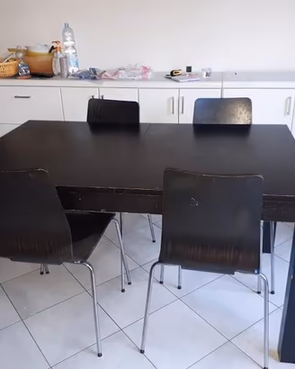 tavolo con  sei sedie più divano
